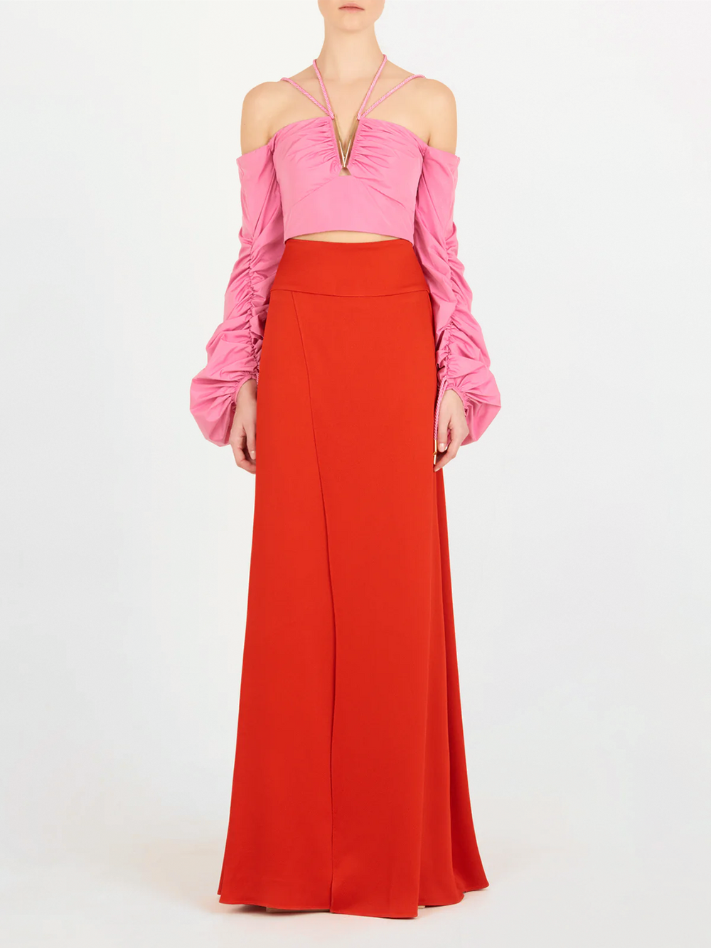 A glamorous Pinar Skirt Rouge with a side slit.