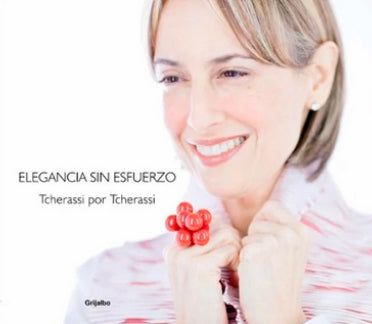 A smiling person holds a collar, wearing a chunky red ring. Text reads "ELEGANCIA SIN ESFUERZO, Tcherassi por Tcherassi.