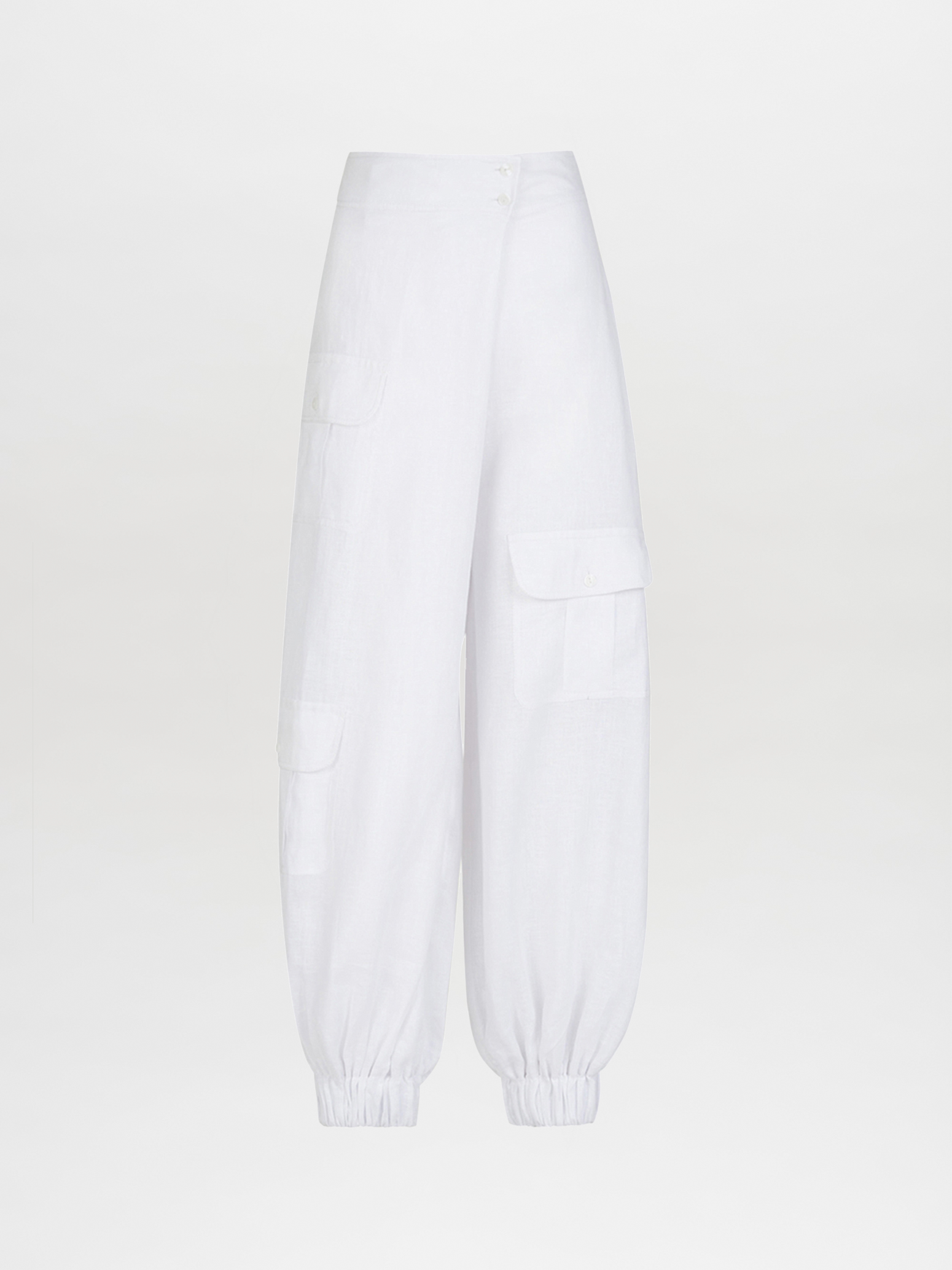 These white cargo pants feature multiple pockets and are perfect for a casual Brandon Pant White Linen outfit.