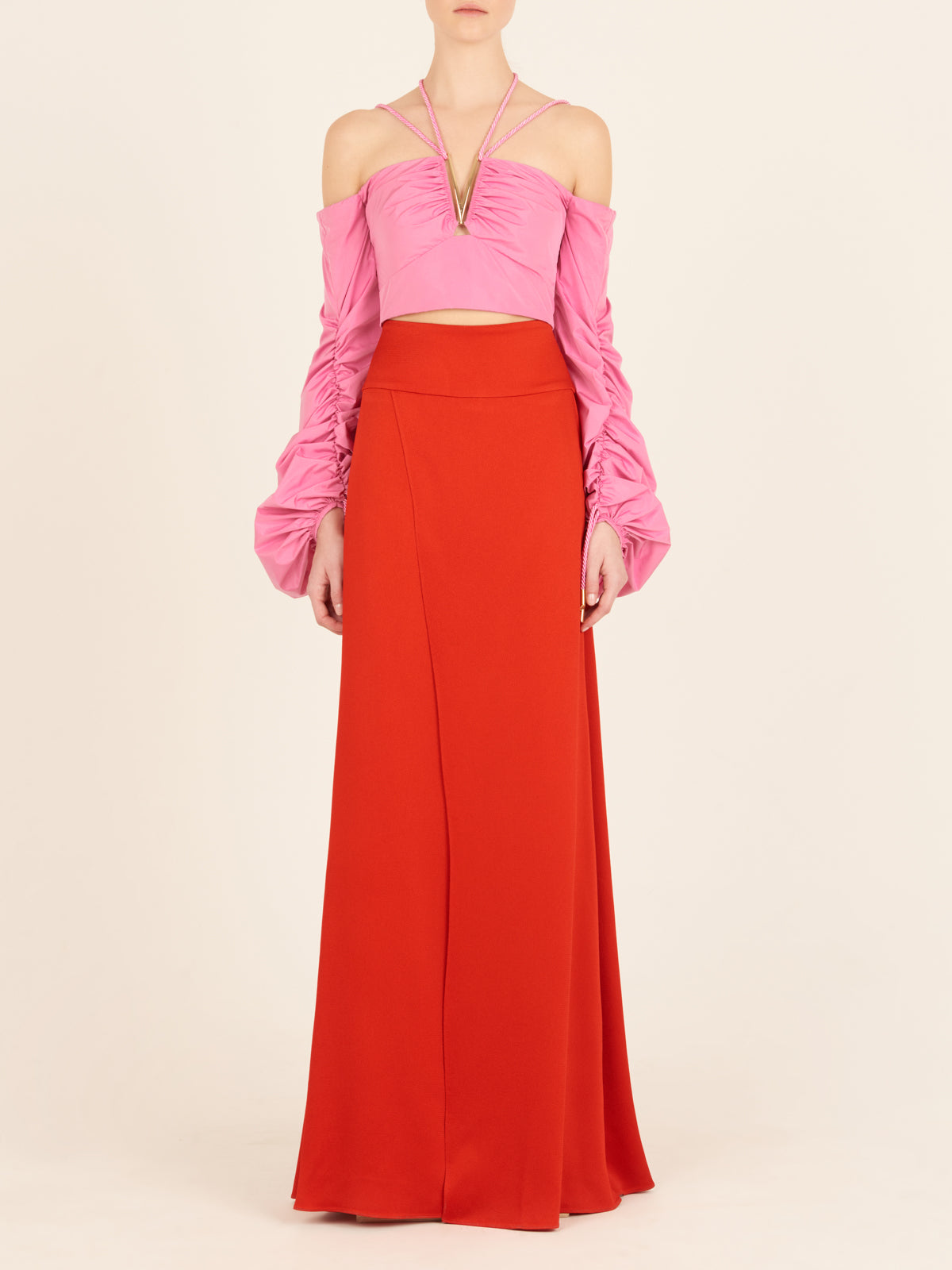 A glamorous Pinar Skirt Rouge with a side slit.