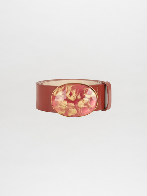 The Irene Belt Camel is a high-quality Italian leather belt featuring an oval resin buckle adorned with abstract floral patterns in a multicolored design, ideal for Fall 2023.