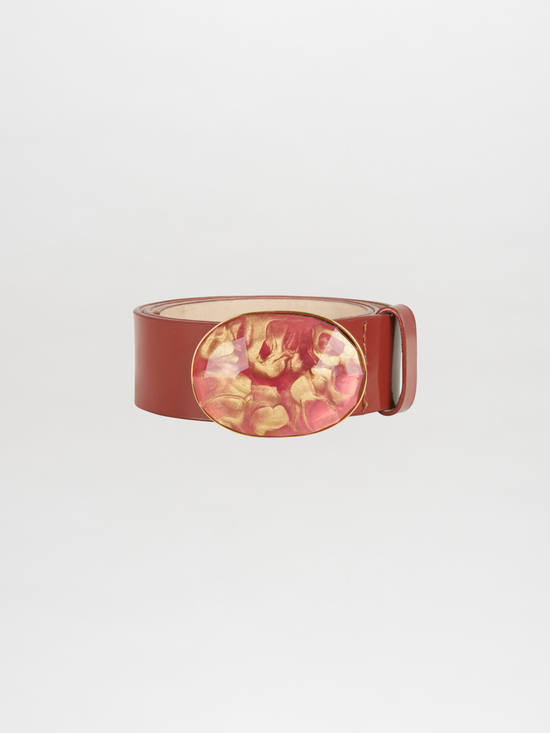 The Irene Belt Camel is a high-quality Italian leather belt featuring an oval resin buckle adorned with abstract floral patterns in a multicolored design, ideal for Fall 2023.