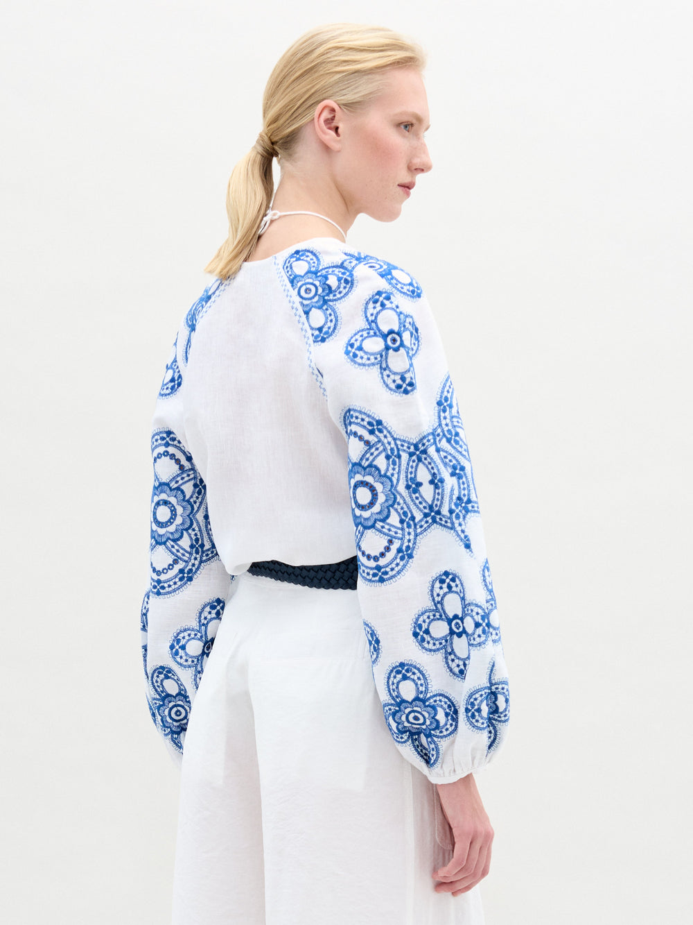 MOLVENOBLOUSE-WHITENAVYEMBROIDERY_BACK_PRE-FALL2025__jpg