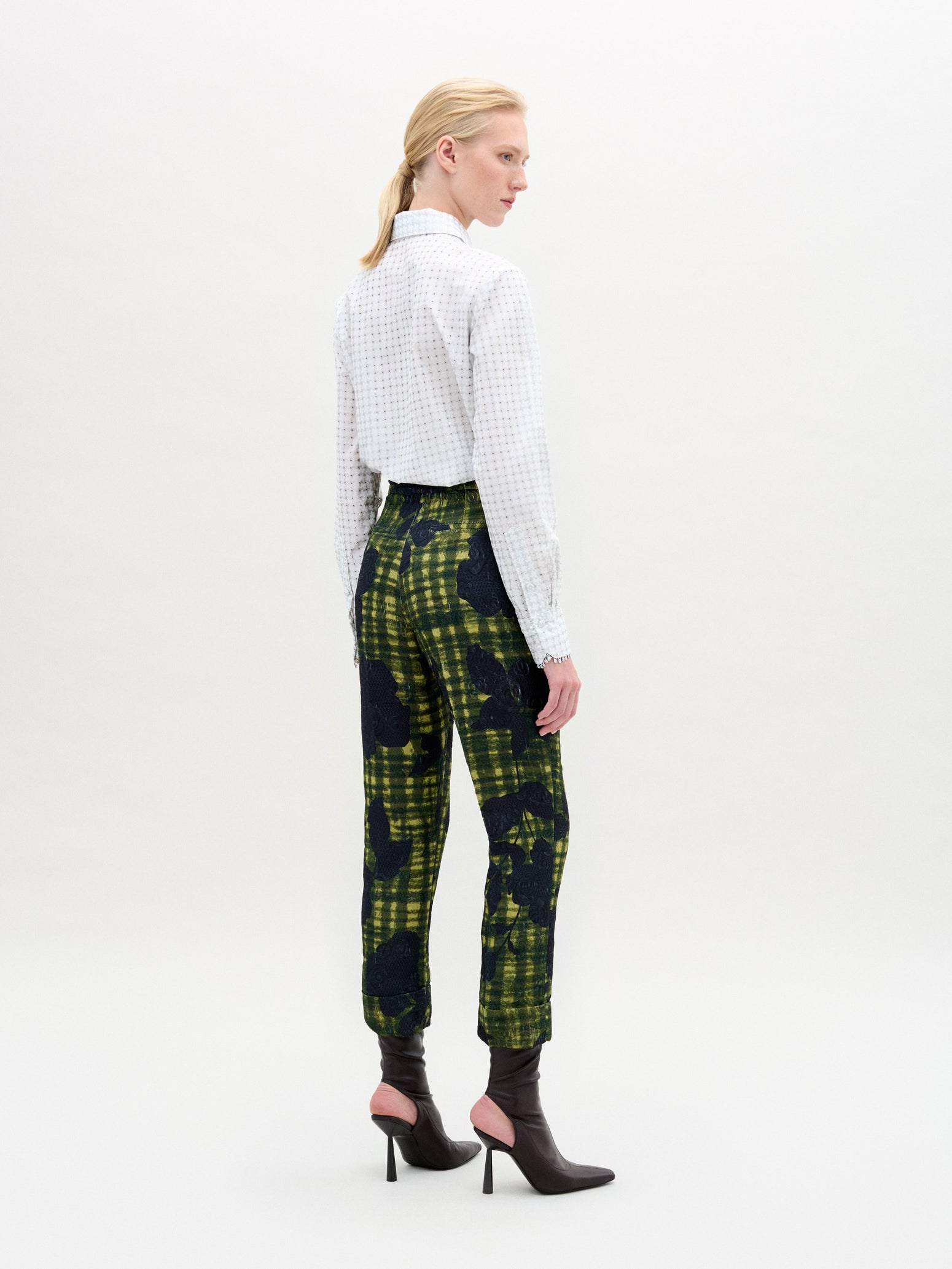 NAROABLOUSE-WHITESILVERDOTS_BERYLPANT-GREENCHECKERED_BACK_FALL2025