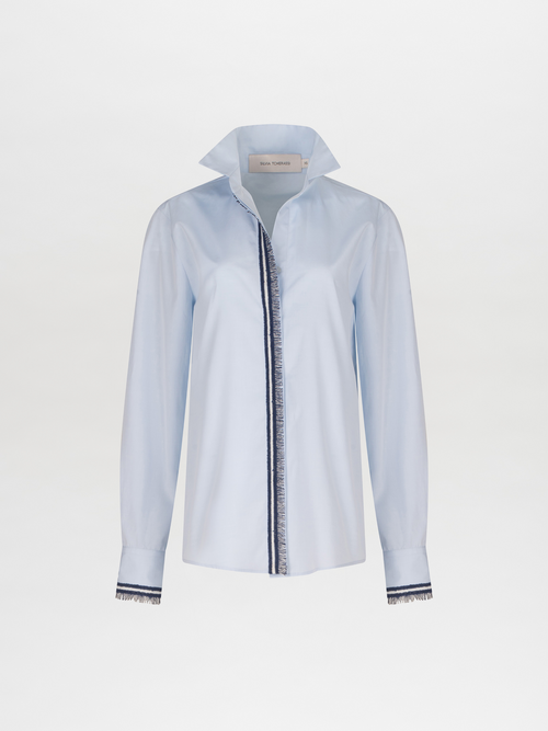 A Naroa Blouse Baby Blue with a hood is perfect for a casual and sporty look.