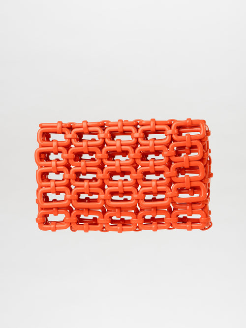 The Orvieto Clutch Orange showcases a chic chain-link design crafted from exquisite Italian resin. This versatile accessory is perfect for both elegant evenings and casual outings.