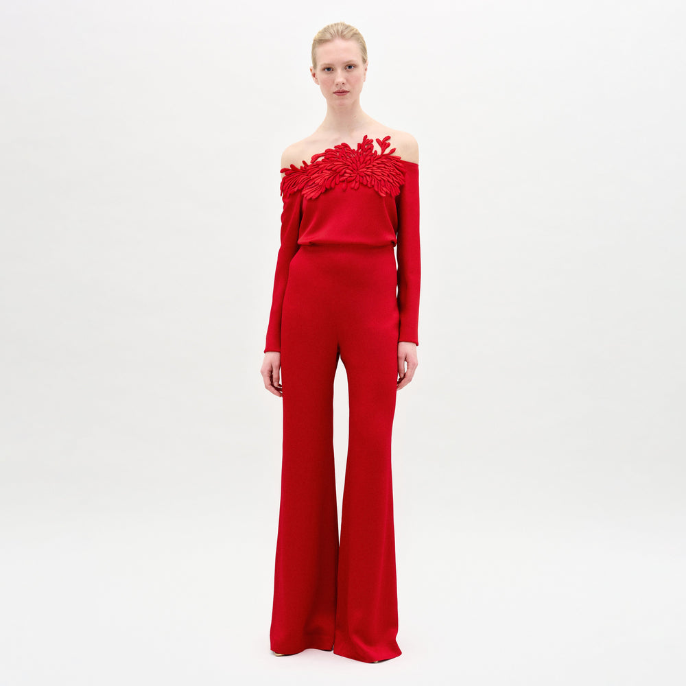 A woman wearing the Palermo pant in color rouge on a white background
