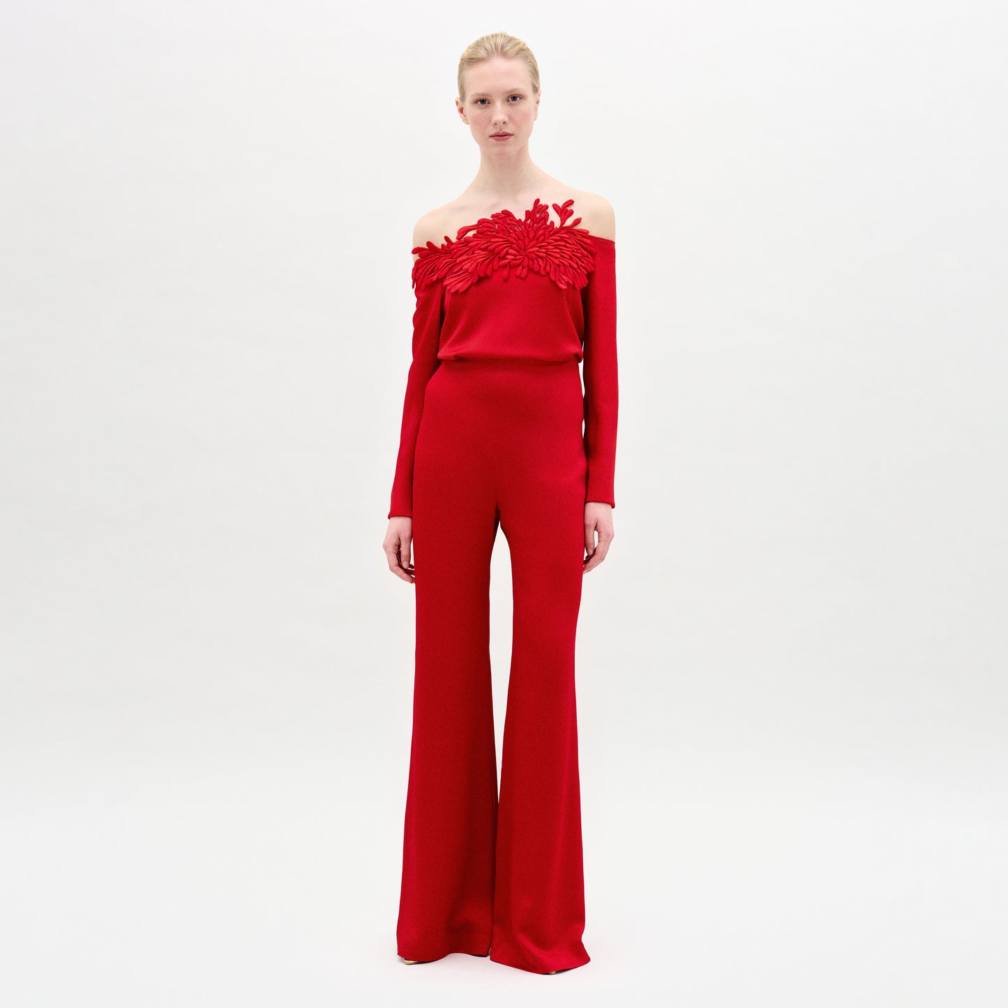 A woman wearing the Palermo pant in color rouge on a white background