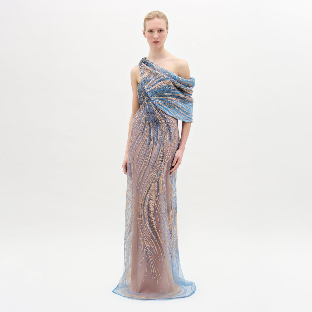 A woman wearing the Rayo de Luna dress in color Blue Shadow on a white background.