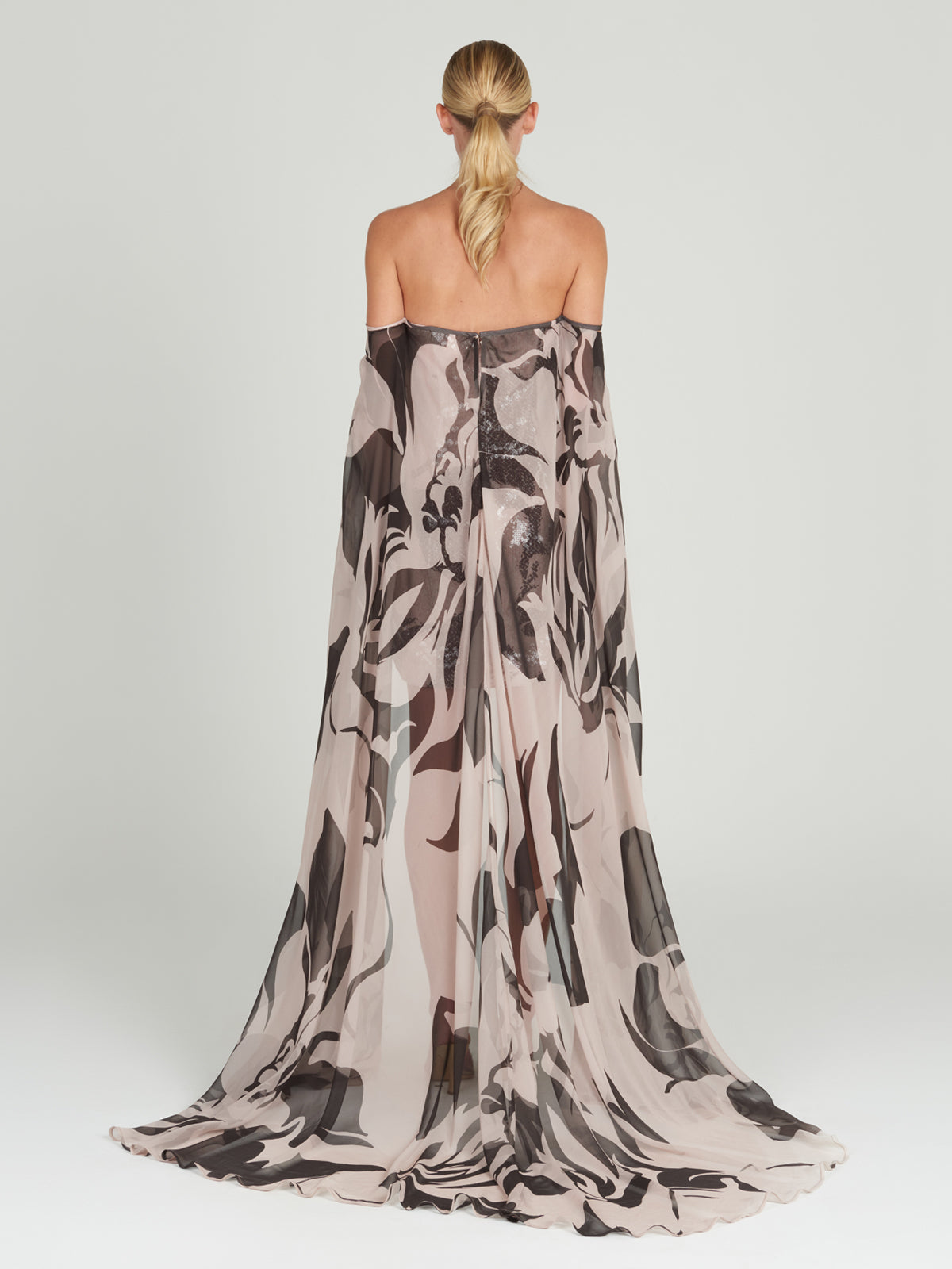 This pink and white Kavya Dress Cacao Rose features a black and white print, perfect for Resort 2024.
