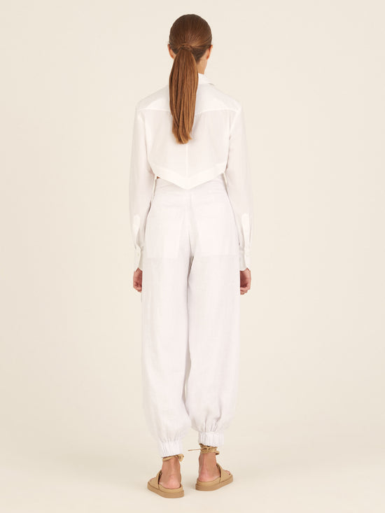 These white cargo pants feature multiple pockets and are perfect for a casual Brandon Pant White Linen outfit.