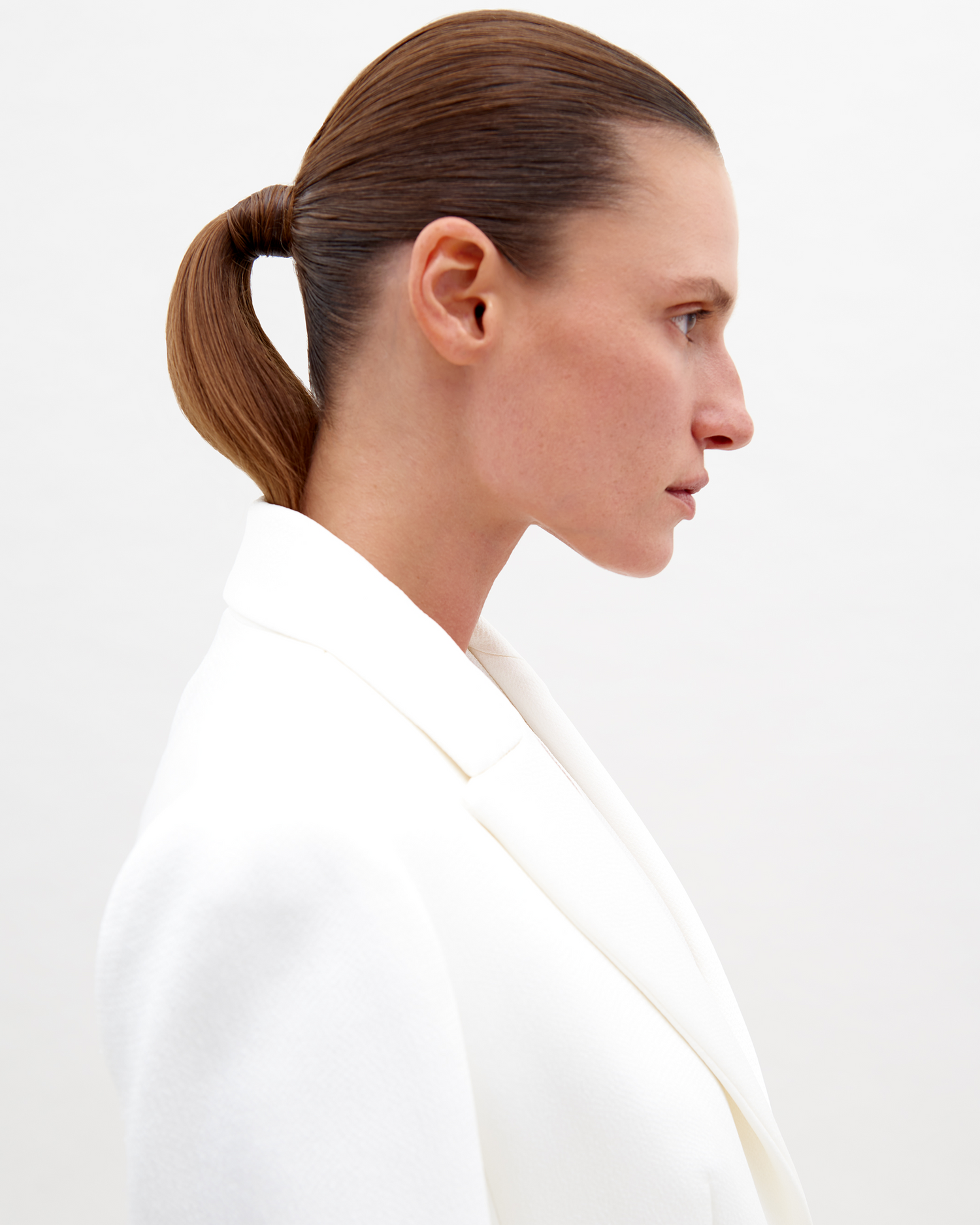 Woman_wearing_white_Jacket